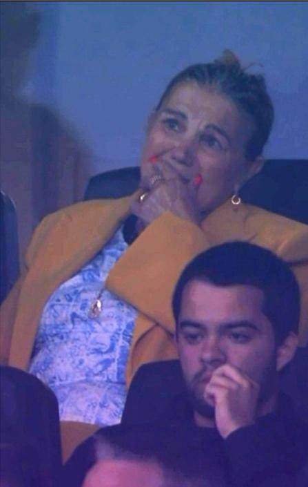 爱奇艺体育-1/8决赛陪失点儿子哭 对法国C罗妈妈还要现场看球