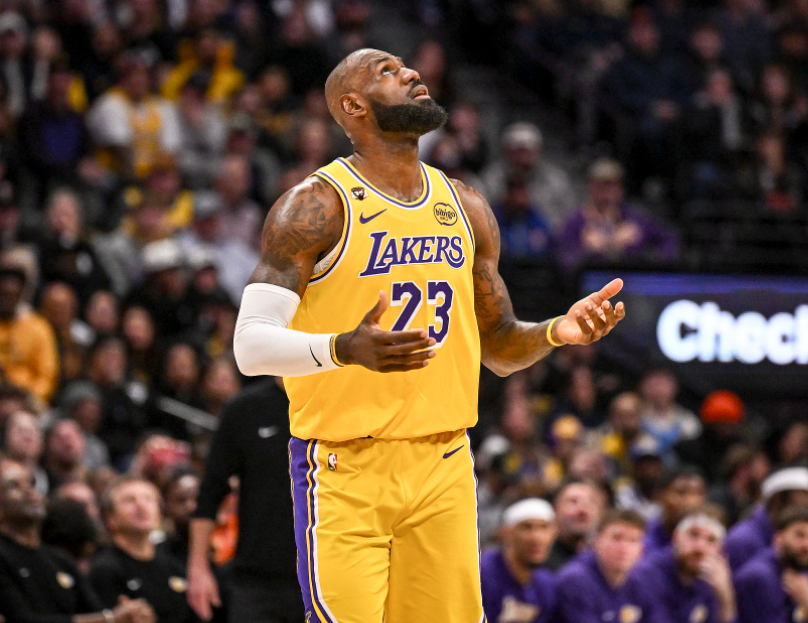 爱奇艺体育-41岁仍能平框暴扣！勒布朗在场+13助湖人重返第六 轰19+9+8超全面